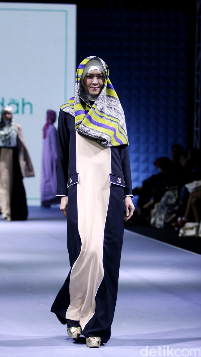 La Muralla Roja by Norma Hauri for Wardah heart of Beauty Muslim Fashion Festival 2016 at Plaza Selatan. Istora Senayan. Jakarta. [Foto: Mohammad Abduh/Wolipop]