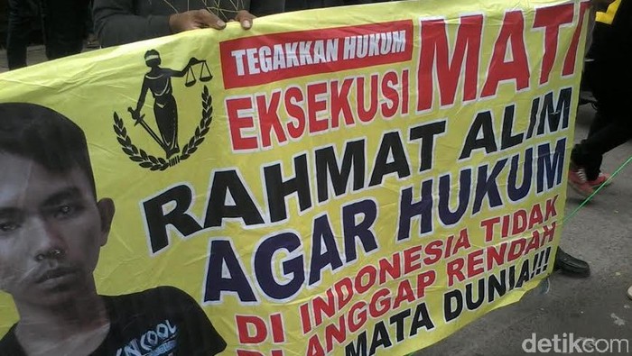 Sidang Pembunuhan Eno, Pendemo Teriak Minta Terdakwa Rahmat Dihukum Mati