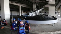 Proses ini memakan waktu tidak lebih dari 9 menit. Menurut Benyamin, dengan kapasitas penumpang yang besar, tidak mungkin terminal berlama-lama dengan sistem bagasi. Hasan Alhabshy/detikcom.