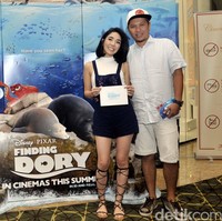 Lagi-lagi busana bernuansa putih menjadi pilihan ayah dan ibu dari Gempita ini saat menghadiri premier Finding Dory. Dengan gaya yang lebih kasual, Gisel berbalut overall pendek yang membungkus tanktop putihnya. Adapun Gading memadukan kemeja putih dengan celana pendek serta sneakers. (Foto: NOEL/detikhot)