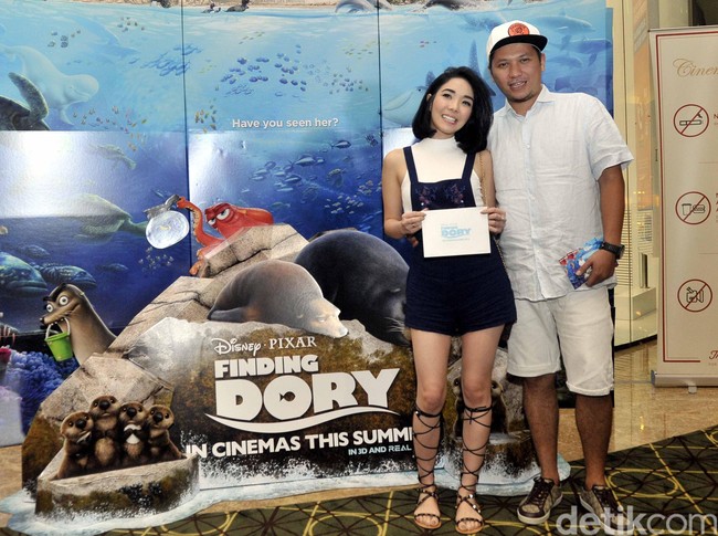 Lagi-lagi busana bernuansa putih menjadi pilihan ayah dan ibu dari Gempita ini saat menghadiri premier Finding Dory. Dengan gaya yang lebih kasual, Gisel berbalut overall pendek yang membungkus tanktop putihnya. Adapun Gading memadukan kemeja putih dengan celana pendek serta sneakers. (Foto: NOEL/detikhot)