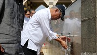 Menteri PUPR Basuki Hadimuljono memastikan kualitas air bersih di salah satu rest area Cikopo. 