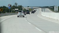 Jalan beton mulus diselingi aspal terlihat di jalan tol Pejagan-Brebes Timur.