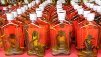 Foto: Salah satu dagangan yang paling unik adalah Whiskey ular dan kalajengking. Konon, minuman tersebut berkhasiat sebagai penambah vitalitas pria (Baban/detikTravel)