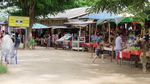 Belanja Suvenir Laos di Dekat Sungai Mekong