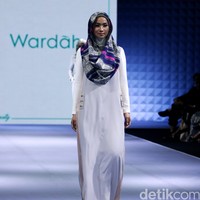 La Muralla Roja by Norma Hauri for Wardah heart of Beauty Muslim Fashion Festival 2016 at Plaza Selatan. Istora Senayan. Jakarta. [Foto: Mohammad Abduh/Wolipop]