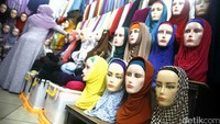 Stok barang pun terus menerus menumpuk dengan beragam model dan harga yang sangat bervariasi di pasar Ibu Kota Jakarta, Kamis (16/6/2016).