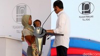 Presiden Jokowi juga berdialog dengan warga.