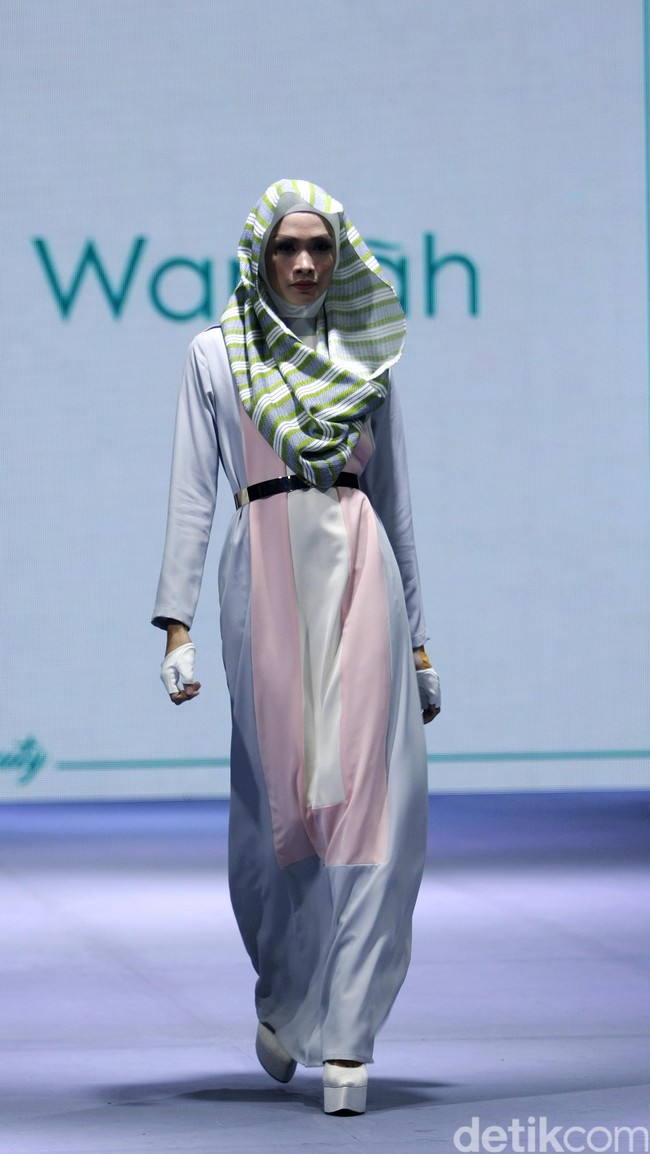 La Muralla Roja by Norma Hauri for Wardah heart of Beauty Muslim Fashion Festival 2016 at Plaza Selatan. Istora Senayan. Jakarta. [Foto: Mohammad Abduh/Wolipop]