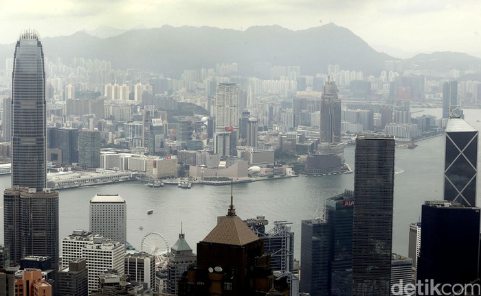 Hong Kong terkenal untuk objek wisata menarik seperti salah satunya The Peak Tower. Di kawasan ini terdapat Pavilion Lions Club Tai Ping Shan, dimana pengunjung dapat melihat langsung keindahan pulau Hongkong dari atas ketinggian. Rengga Sancaya/detikcom.