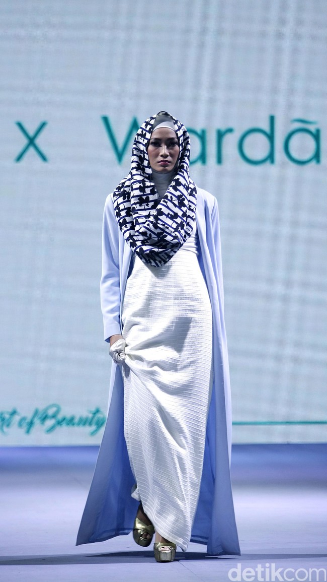 La Muralla Roja by Norma Hauri for Wardah heart of Beauty Muslim Fashion Festival 2016 at Plaza Selatan. Istora Senayan. Jakarta. [Foto: Mohammad Abduh/Wolipop]