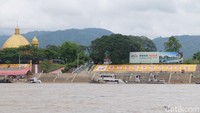 Sungai Mekong mengalir di Golden Triangle, yang merupakan kawasan perbatasan Thailad, Myanmar dan Laos. Turis bisa traveling lintas negara dengan naik perahu menyusuri sungai itu. Misalnya dari Chiang Rai, Thailand ke Donesao di Laos (Baban/detikTravel)