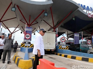 Menteri Basuki Cek Kelancaran Transaksi Pembayaran di Tol Palimanan