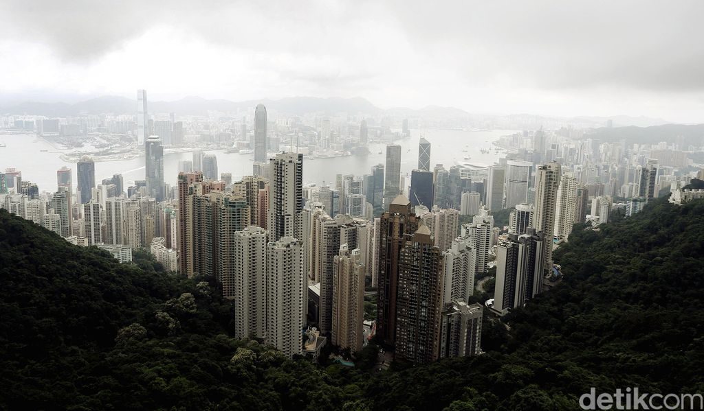 Hong Kong terkenal untuk objek wisata menarik seperti salah satunya The Peak Tower. Di kawasan ini terdapat Pavilion Lions Club Tai Ping Shan, dimana pengunjung dapat melihat langsung keindahan pulau Hongkong dari atas ketinggian. Rengga Sancaya/detikcom.