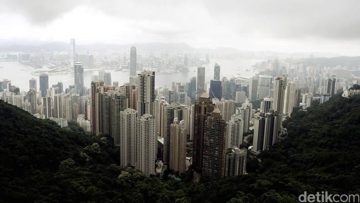 Hong Kong terkenal untuk objek wisata menarik seperti salah satunya The Peak Tower. Di kawasan ini terdapat Pavilion Lions Club Tai Ping Shan, dimana pengunjung dapat melihat langsung keindahan pulau Hongkong dari atas ketinggian. Rengga Sancaya/detikcom.