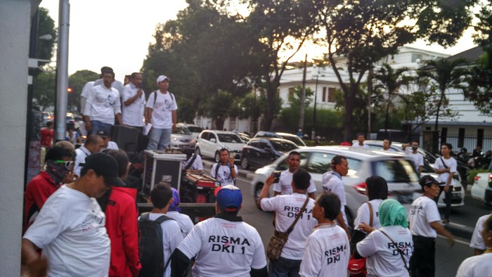 Massa Karisma Sambangi DPP PDIP, Minta Risma Dijadikan Cagub DKI