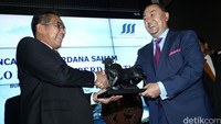 Direktur Penilaian Perusahaan BEI Samsul Hidayat (kiri) berjabat tangan dengan Direktur Utama PT Sillo Maritime Perdana Tbk Edi Yosfi (kanan).