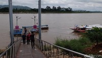 Satu perahu yang membawa sekitar lima orang. Setelah memakai pelampung keselamatan, perahu segera berlayar, menyusuri sungai berair cokelat (Baban/detikTravel)