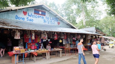 Belanja Suvenir Laos di Dekat Sungai Mekong