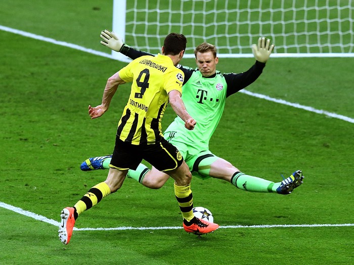 LONDON, ENGLAND - MAY 25:  Robert Lewandowski of Borussia Dortmund attempts a shot past Manuel Neuer of Bayern Muenchen during the UEFA Champions League final match between Borussia Dortmund and FC Bayern Muenchen at Wembley Stadium on May 25, 2013 in London, United Kingdom.  (Photo by Martin Rose/Getty Images)