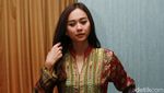 Ramadan, Aura Kasih Tampil Tertutup dengan Gamis Maroko