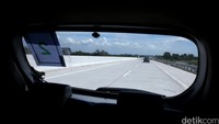 Sejumlah kendaraan menjajal Jalan Tol Pejagan-Brebes Timur.