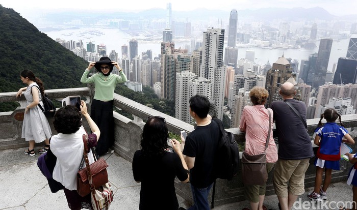 Hong Kong terkenal untuk objek wisata menarik seperti salah satunya The Peak Tower. Di kawasan ini terdapat Pavilion Lions Club Tai Ping Shan, dimana pengunjung dapat melihat langsung keindahan pulau Hongkong dari atas ketinggian. Rengga Sancaya/detikcom.