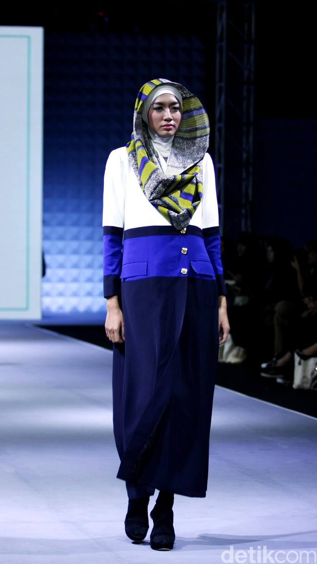 La Muralla Roja by Norma Hauri for Wardah heart of Beauty Muslim Fashion Festival 2016 at Plaza Selatan. Istora Senayan. Jakarta. [Foto: Mohammad Abduh/Wolipop]