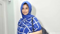 Ia memadukan pashminanya dengan dress yang juga berwarna biru. Pool/Noel/detikFoto.