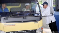 Menteri PUPR Basuki Hadimuljono berdialog dengan salah satu pengguna jalan tol di pintu keluar tol Palimanan.