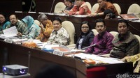 Komisi II DPR RI melakukan rapat dengar pendapat dengan KPU, Bawaslu dan ORI di Kompleks Parlemen Senayan, Jakarta, Kamis (16/6/2016).