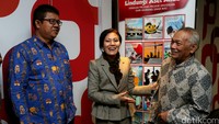 Direktur PT Asuransi Sinar Mas sekaligus Wakil H3 Ladies Dumasi Samosir berbincang dengan pendiri dan pembina Yayasan Tenaga Pembangunan Arjuna Tunggul Sirait usai penyerahan beasiswa.