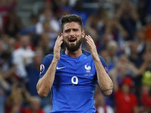 Apesnya Giroud: Sudah Gagal Bikin Gol, Disoraki Pula