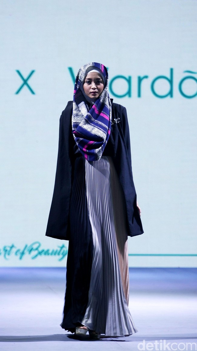 La Muralla Roja by Norma Hauri for Wardah heart of Beauty Muslim Fashion Festival 2016 at Plaza Selatan. Istora Senayan. Jakarta. [Foto: Mohammad Abduh/Wolipop]