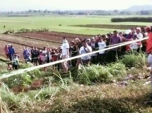 Dua Mayat Ditemukan di Saluran Air Membawa Bongkahan Emas dan Berlian