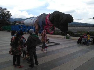 Replika Dinosaurus di Alun-alun Ujungberung, Diskamtam: Sebagai Sarana Edukasi Anak