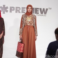 Itang Yunasz Kamila & Preview at Tanah Abang. Jakarta. [Foto: Mohammad Abduh/Wolipop]