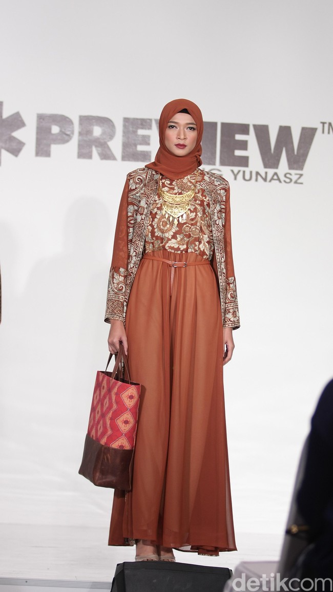 Itang Yunasz Kamila & Preview at Tanah Abang. Jakarta. [Foto: Mohammad Abduh/Wolipop]