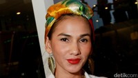 Nova menutupi kepalanya dengan scarf warna-warni yang bergaya ala turban. Pool/Gus Mun/detikFoto.