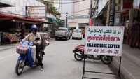 Gampang menjumpai komunitas Muslim di tempat ini. Pertokoan busana muslim, gerai buku, serta pakaian, meramaikan daerah tersebut (Baban/detikTravel)