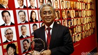 Direktur Utama Pertamina Dwi Soetjipto menunjukkan penghargaan yang diraih di ajang 6th Asian Excellence Award 2016.