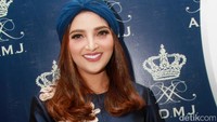 Ashanty terlihat cantik dalam balutan busana berwarna biru. Pool/Gus Mun/detikFoto.