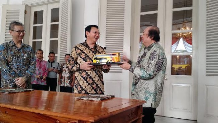 Ahok Sambut Hibah 5 Bus TransJ dari Tahir