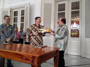 Ahok Sambut Hibah 5 Bus TransJ dari Tahir