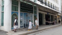 Sejumlah pria berkopiah dan berbaju koko lalu lalang di jalan tersebut. Mereka saling menyapa selepas menunaikan ibadah salat Jumat  (Baban/detikTravel)
