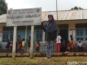 Demi Biaya Sekolah Adik, Eli Semangat Mengabdi di Belantara Papua