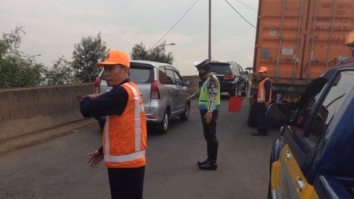 Ada Truk Mogok, Tol Bandara Arah ke Tol JORR 2 Macet