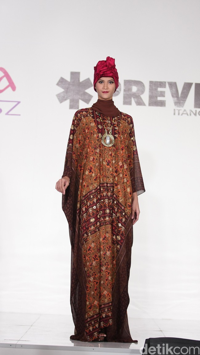 Itang Yunasz Kamila & Preview at Tanah Abang. Jakarta. [Foto: Mohammad Abduh/Wolipop]