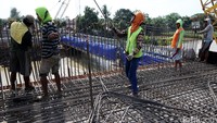 Para pekerja menyelesaikan kontruksi jembatan Sipait B (sisi utara).