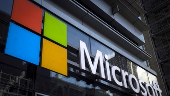 Posisi pertama adalah Microsoft, sebuah perusahaan multinasional Amerika Serikat yang didirikan Bill Gates dan berkantor pusat di Redmond, Washington, Amerika Serikat. Perusahaan ini mengembangkan, membuat, memberi lisensi, dan mendukung beragam produk dan jasa terkait dengan komputer. (Foto: Reuters/Mike Segar)